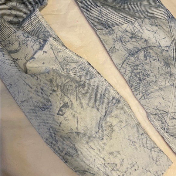 Ombré size 6 lululemon fits like a 2 not stretchy. - Picture 4 of 4